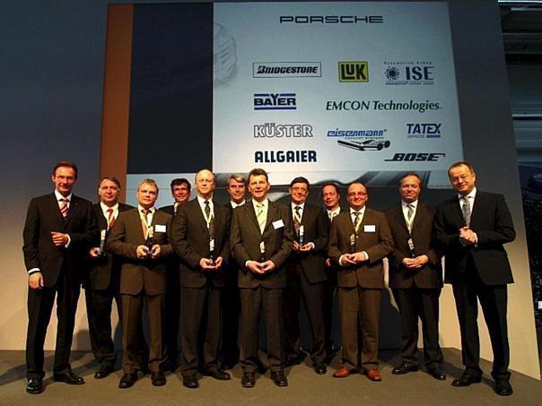 Das Gruppenbild zeigt die Preisträger des Porsche Supplier Awards 2008 mit den Porsche-Vorständen Holger P. Härter (rechts) und Michael Macht (links). 